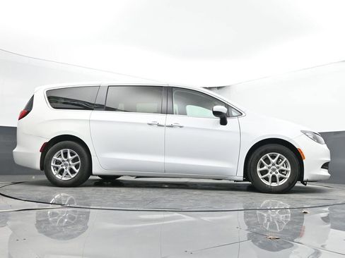Used 2023 Chrysler Voyager LX image 31