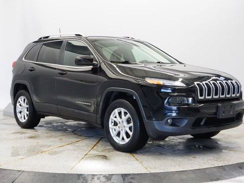Used 2017 Jeep Cherokee Latitude w/ Cold Weather Group image 9