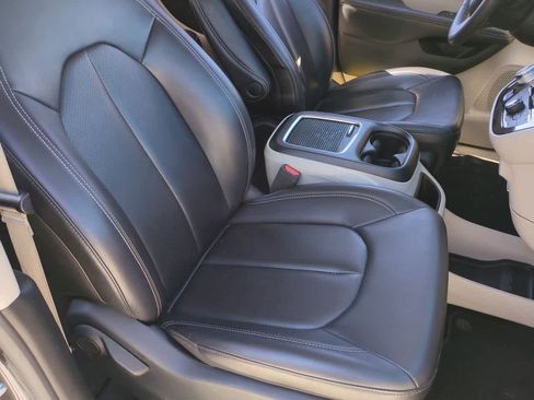 Used 2023 Chrysler Pacifica Touring-L image 21