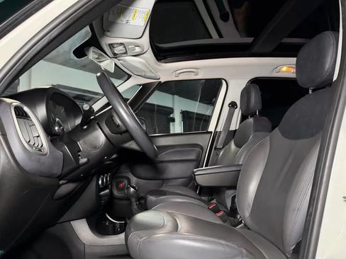 Used 2017 FIAT 500L Trekking w/ Dual-Pane Sunroof Package FWD image 21