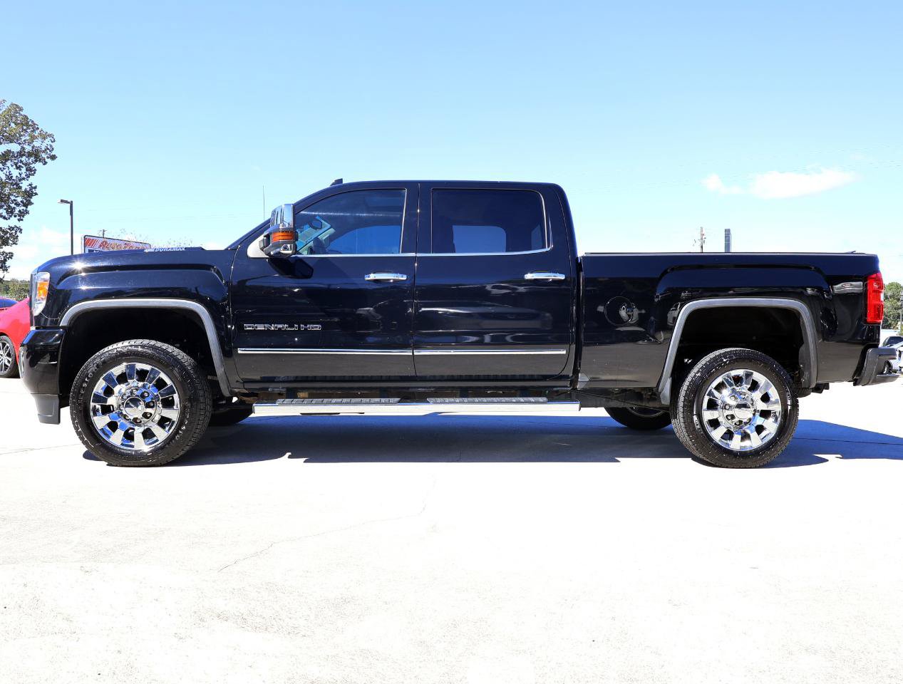 Used 2019 GMC Sierra 2500 Denali w/ Duramax Plus Package AWD/4WD image 3