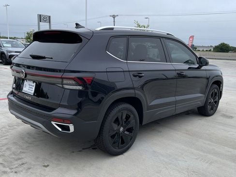 New 2025 Volkswagen Taos SE FWD image 12