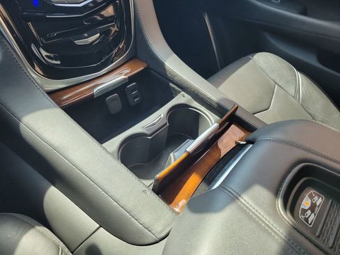 Used 2020 Cadillac Escalade Luxury RWD image 32