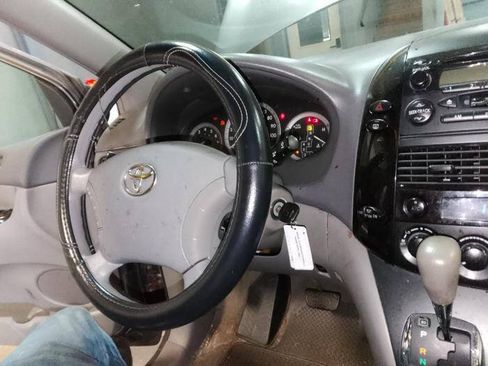Used 2005 Toyota Sienna LE FWD image 34