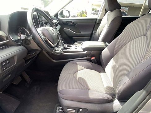 Used 2024 Toyota Highlander LE image 15