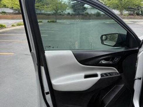Used 2019 Chevrolet Equinox LS AWD/4WD image 16