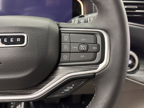 Used 2024 Jeep Wagoneer L Series II w/ Flexible Seating Group image 23