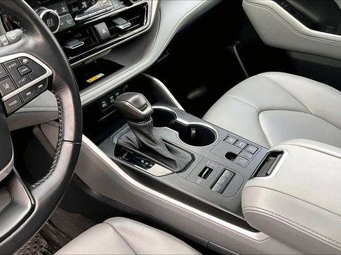 Used 2023 Toyota Highlander XLE image 16