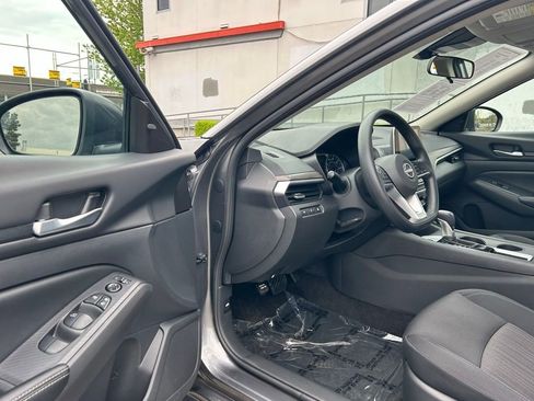 Used 2025 Nissan Altima 2.5 SV FWD image 9