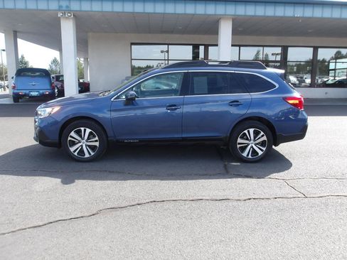 Used 2019 Subaru Outback 3.6R Limited w/ Popular Package #2 AWD/4WD image 2