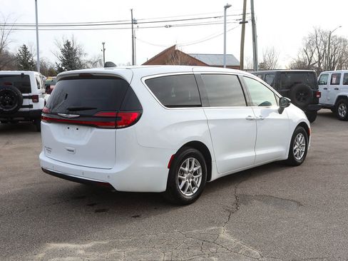 Used 2024 Chrysler Pacifica Touring-L image 6