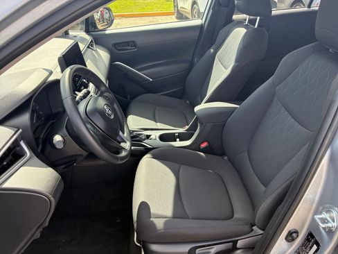 Used 2025 Toyota Corolla Cross LE FWD image 21