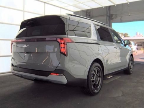 Used 2025 Kia Carnival EX FWD image 3