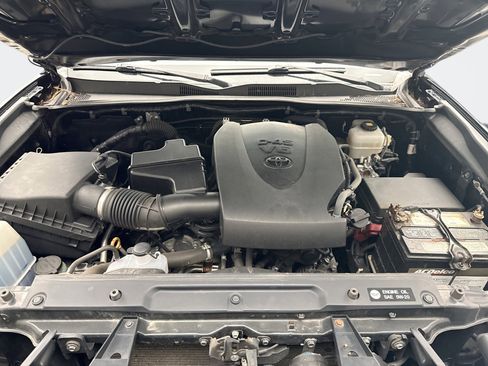 Used 2018 Toyota Tacoma TRD Off-Road AWD/4WD image 27