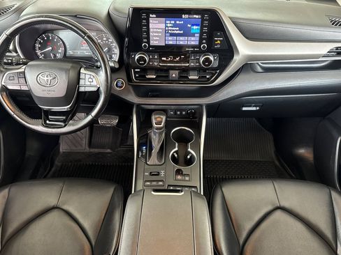 Used 2021 Toyota Highlander XLE image 4