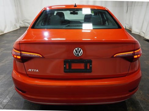 Used 2019 Volkswagen Jetta SE w/ Cold Weather Package image 4