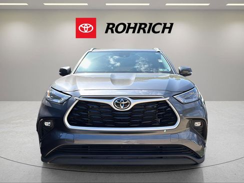 Used 2024 Toyota Highlander XLE AWD/4WD image 2