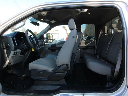 Used 2018 Ford F250 XL w/ Power Equipment Group image 9