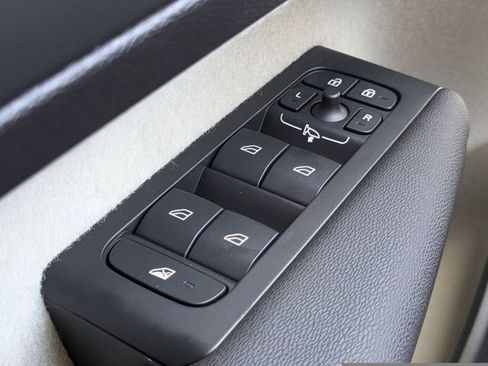 Certified 2025 Volvo XC40 B5 Plus w/ Protection Package Premier image 32