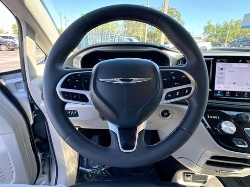 Used 2024 Chrysler Pacifica Limited FWD image 11