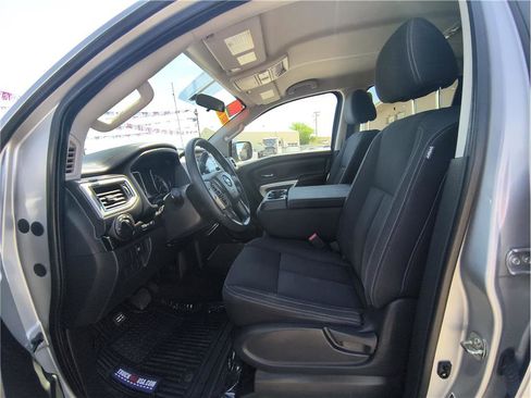 Used 2018 Nissan Titan SV image 8