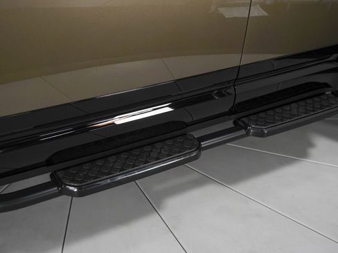 Used 2025 Land Rover Defender 110 X-Dynamic SE image 22