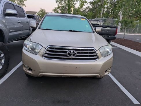 Used 2010 Toyota Highlander Limited AWD/4WD image 2