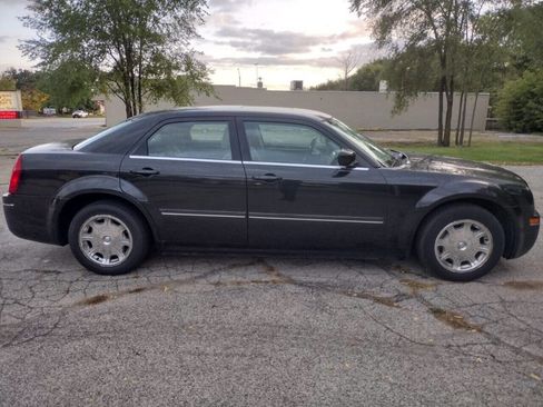 Used 2005 Chrysler 300 Touring image 4