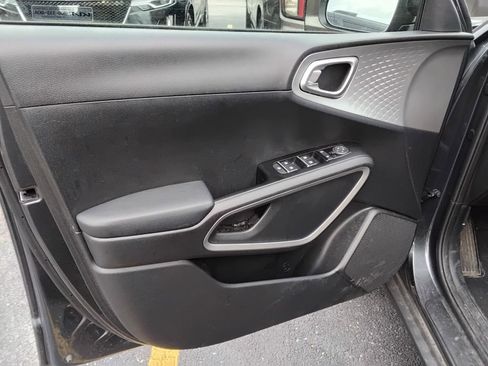 Used 2023 Kia Soul LX w/ LX Technology Package image 10