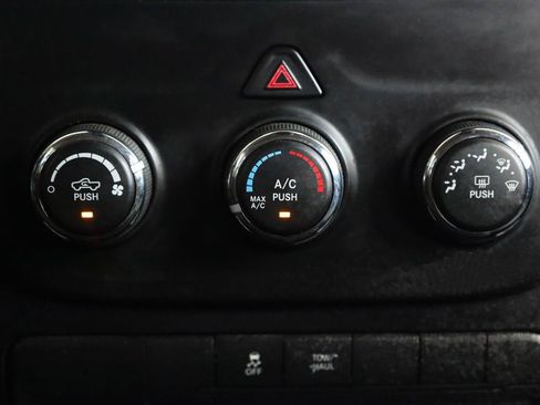 Used 2015 RAM 1500 Classic SLT RWD image 34