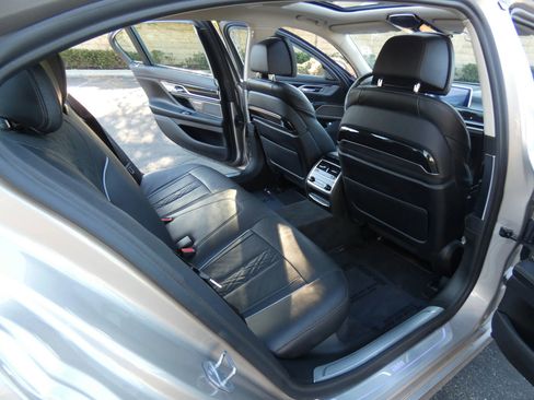 Used 2020 BMW 750i xDrive w/ Executive Package image 23