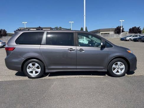 Used 2020 Toyota Sienna LE w/ Carpet Mat Package FWD image 4