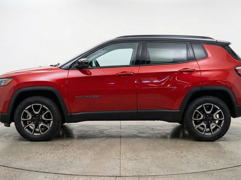 Used 2025 Jeep Compass Trailhawk AWD/4WD image 5