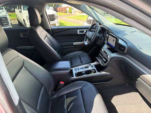 Used 2023 Ford Explorer XLT w/ Equipment Group 202A RWD image 6