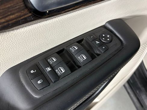 Used 2023 Chrysler Pacifica Limited image 16