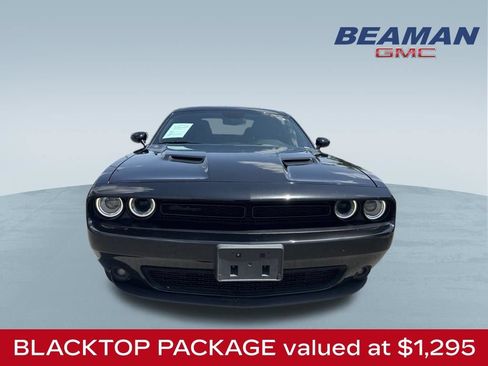 Used 2022 Dodge Challenger SXT w/ Driver Convenience Group RWD image 2