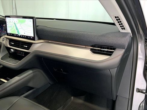 Used 2025 Ford Explorer Active w/ Active Comfort Package RWD image 16