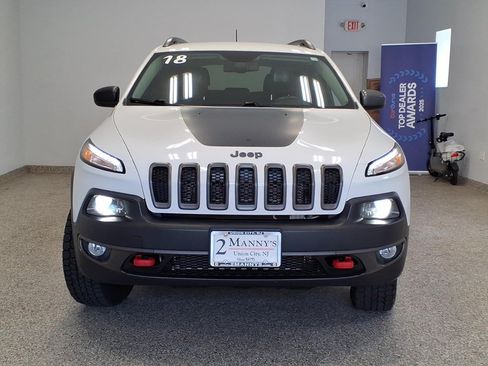 Used 2018 Jeep Cherokee Trailhawk w/ Comfort & Convenience Group AWD/4WD image 2