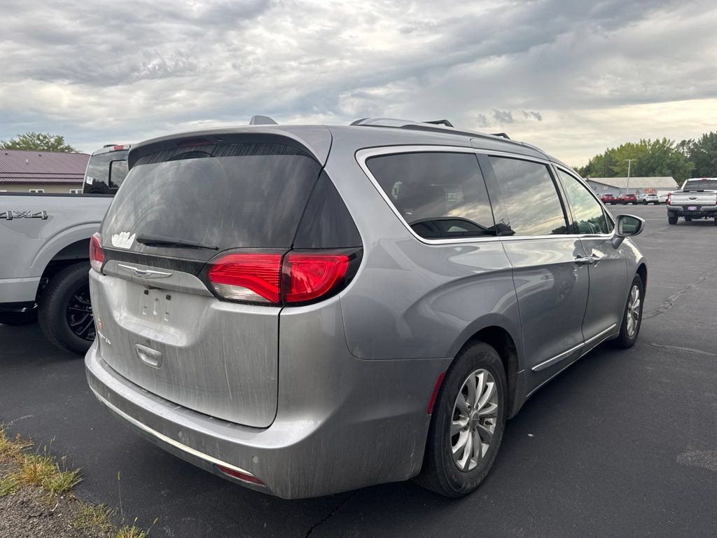 Used 2019 Chrysler Pacifica Touring-L FWD image 3
