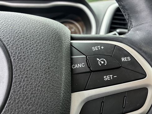 Used 2017 Jeep Cherokee Limited w/ Luxury Group FWD image 9
