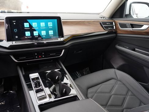 Used 2025 Volkswagen Atlas SE image 23