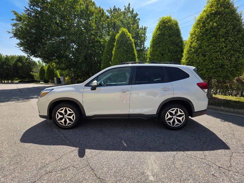 Used 2021 Subaru Forester Premium image 2