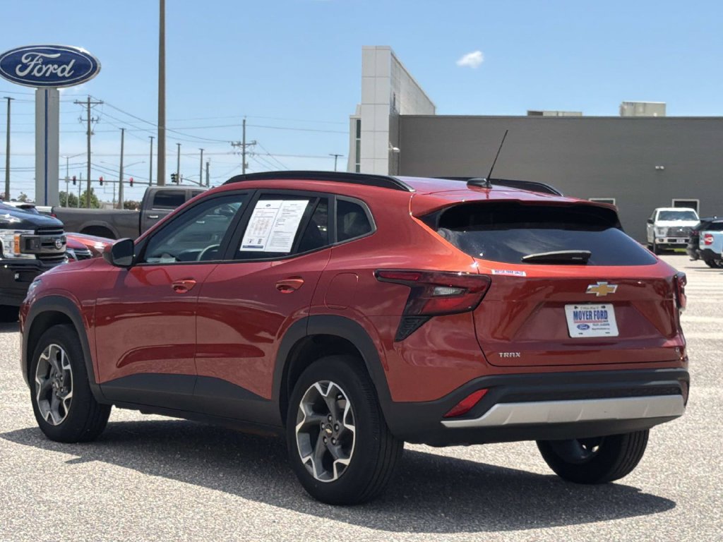 Used 2024 Chevrolet Trax LT w/ Driver Confidence Package FWD image 6