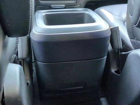 Used 2025 Chrysler Pacifica Select image 16