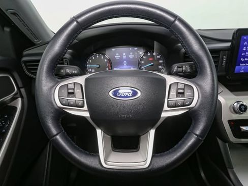 Used 2023 Ford Explorer XLT AWD/4WD image 29