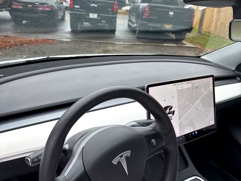 Used 2021 Tesla Model Y Long Range image 25