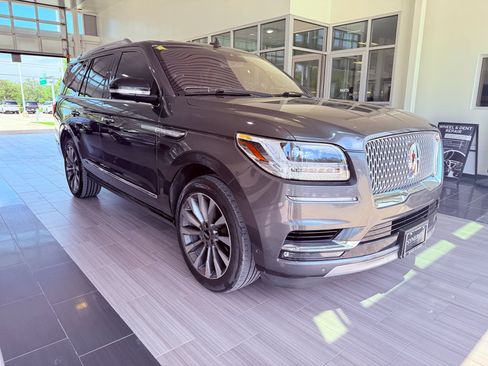 Used 2018 Lincoln Navigator Select w/ Technology Package RWD image 3