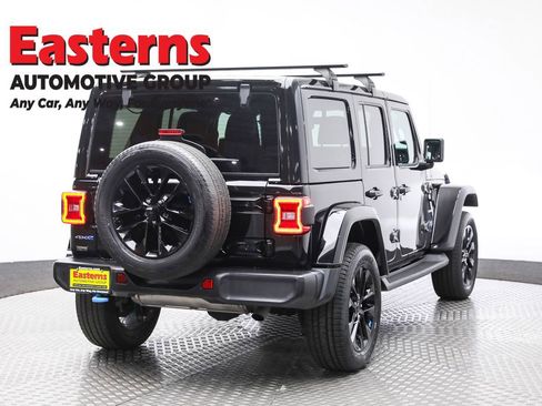 Used 2022 Jeep Wrangler Unlimited Sahara AWD/4WD image 5