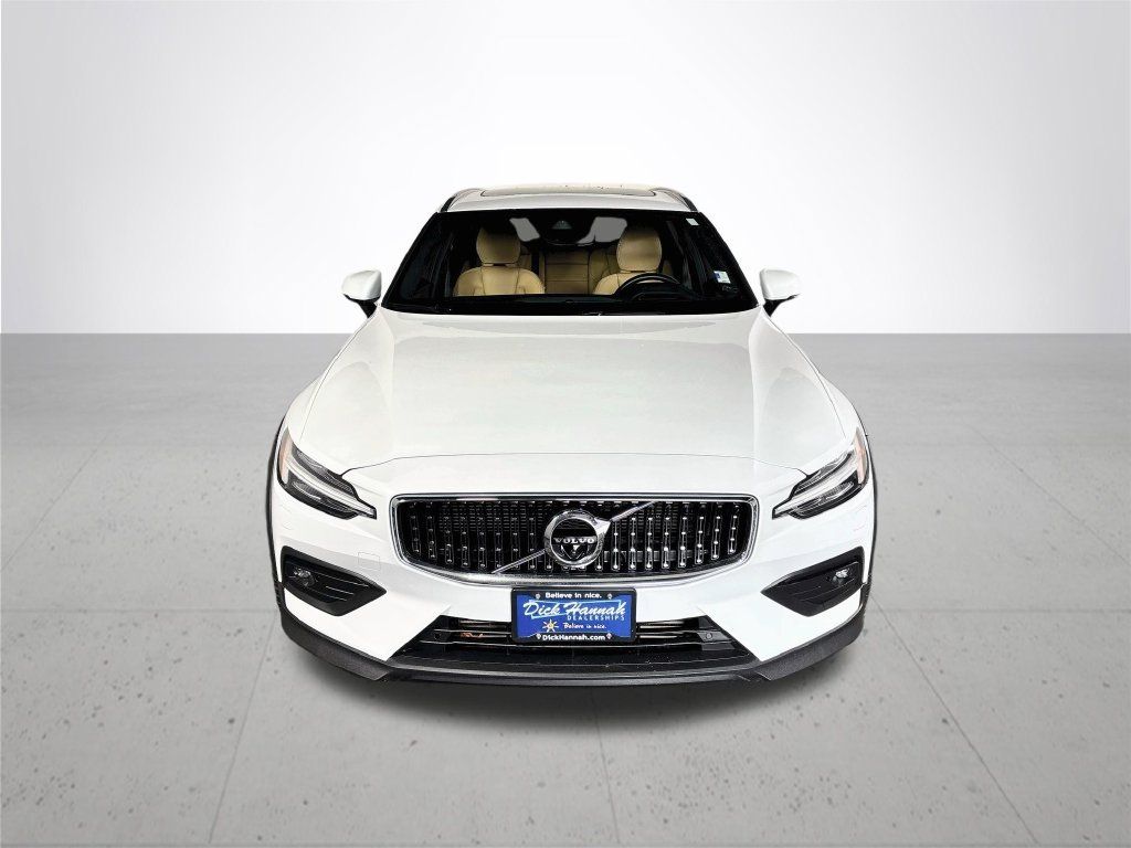 Used 2020 Volvo V60 T5 Cross Country AWD/4WD image 3