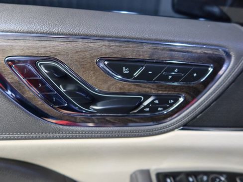 Used 2017 Lincoln Continental Select image 34